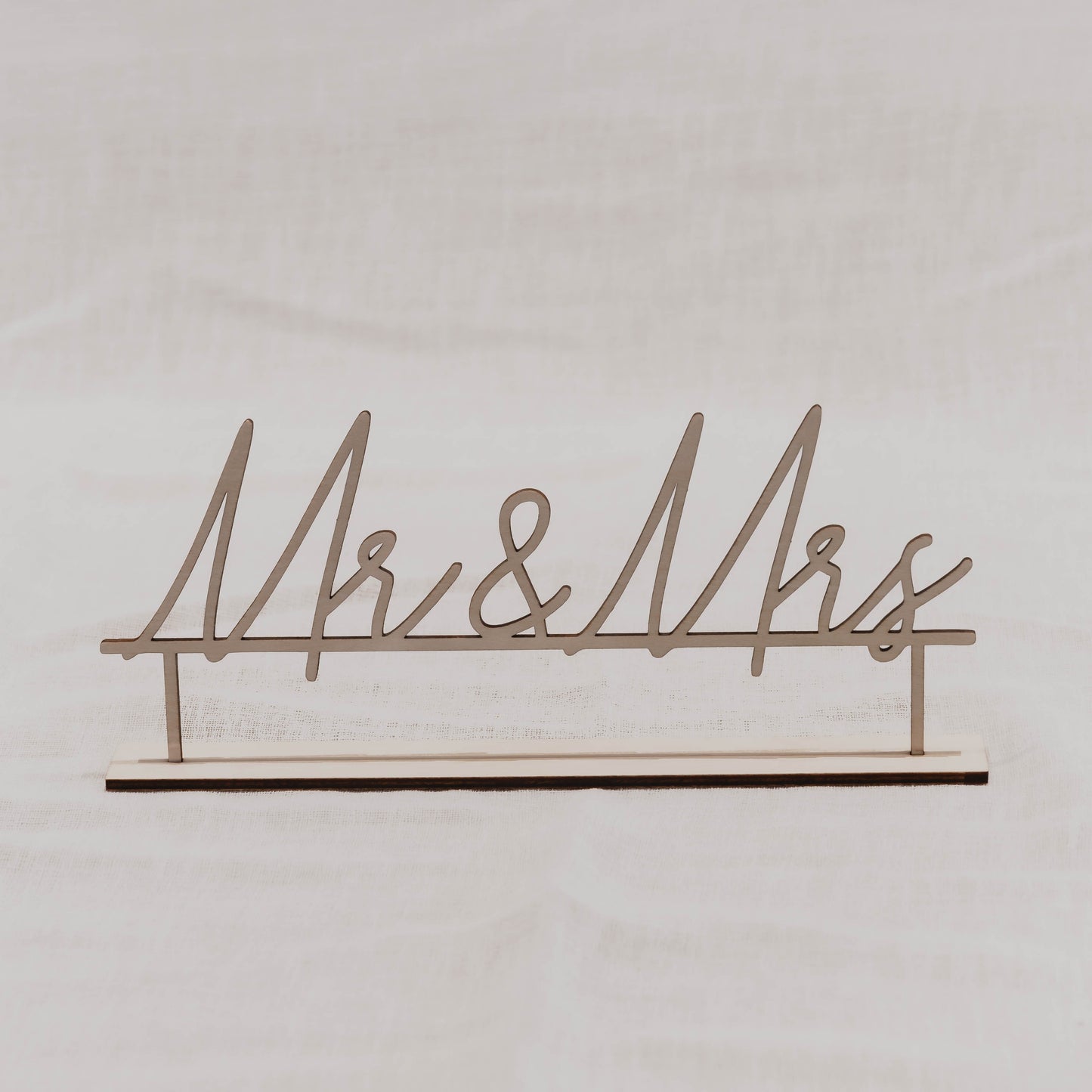 Mr&Mrs- kyltti pidikkeellä
