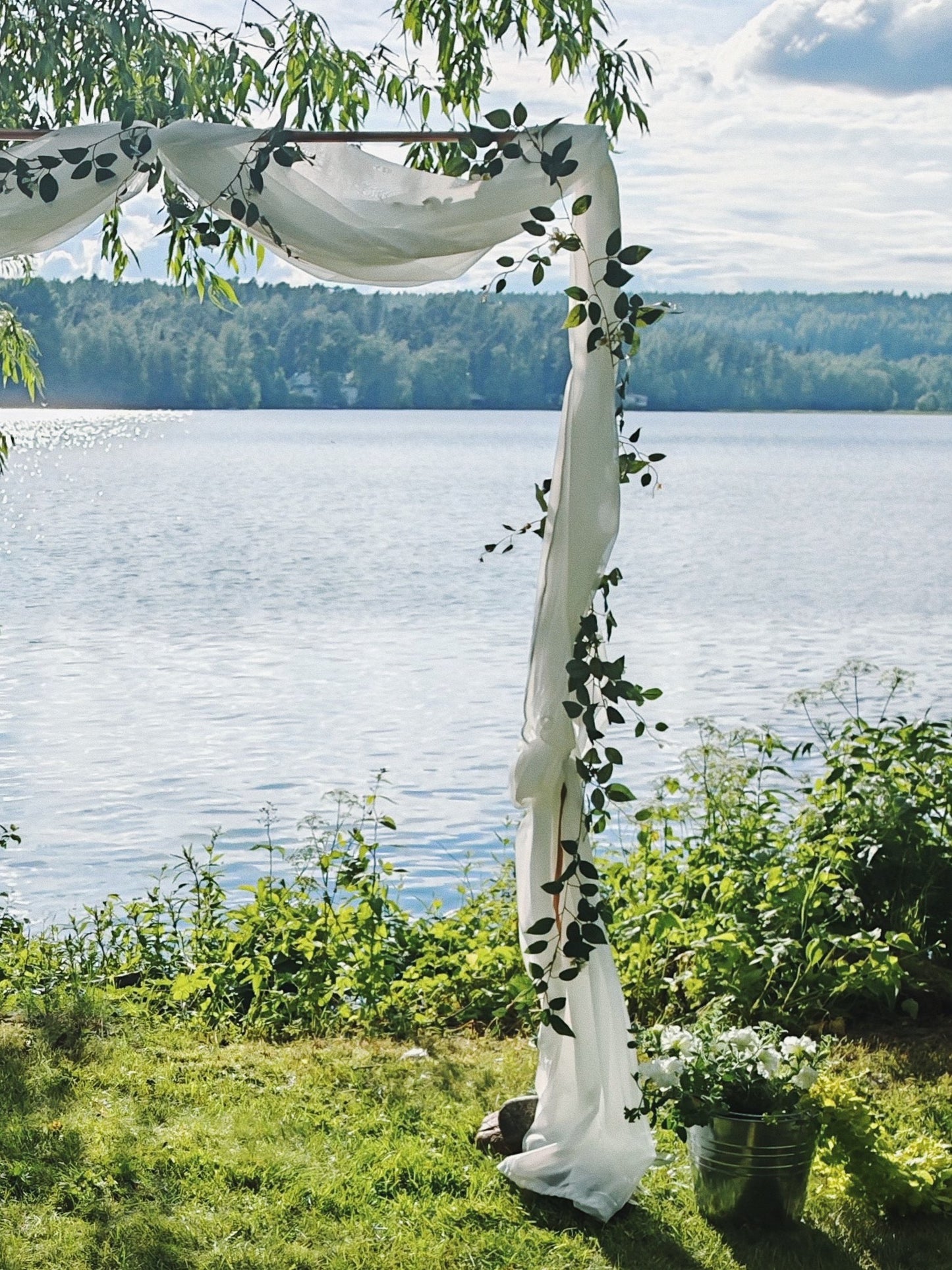 Liina juhlakaareen luonnonvalkoinen